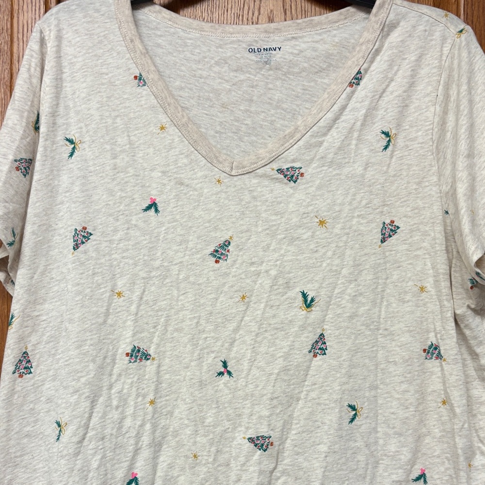 Old Navy Cream V-Neck Graphic Tee